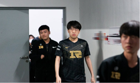 与此同时 与此同时